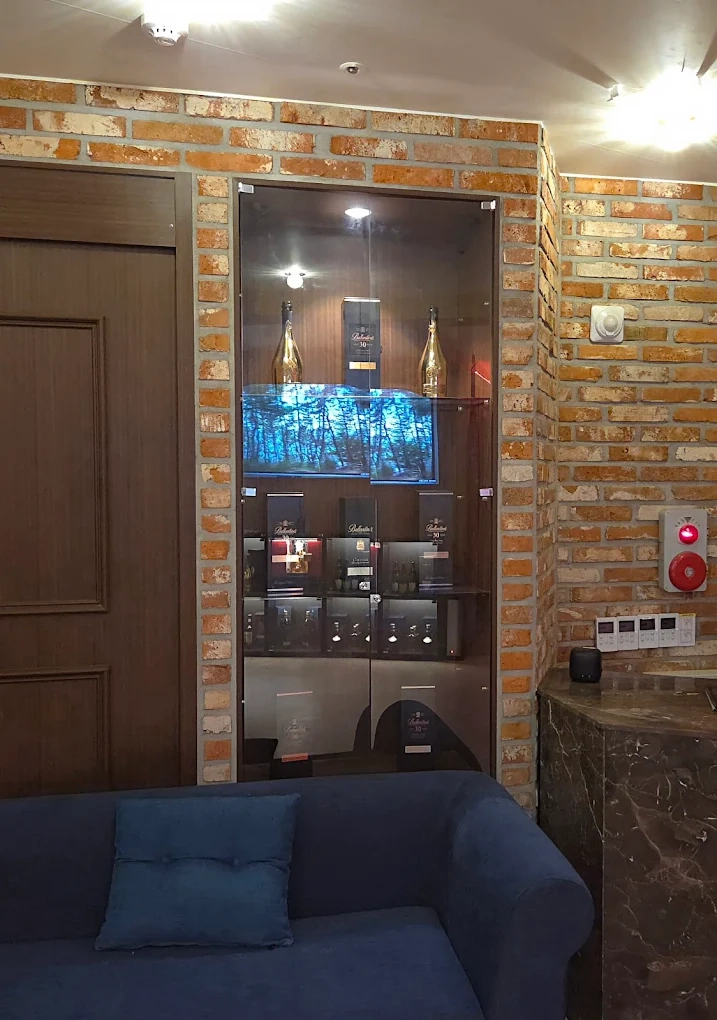 깐따삐야 샴페인 타워와 바틀 디스플레이